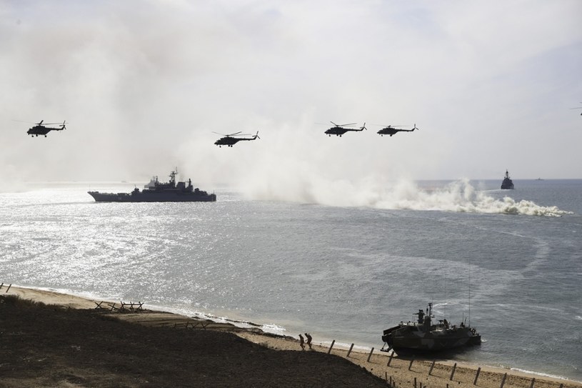 Rosyjskie wojska desantowe lądująna Krymie /East News