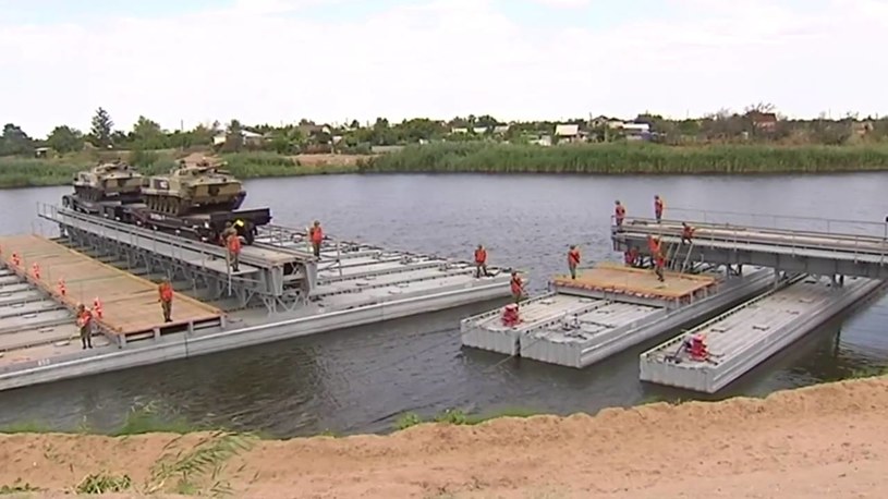 Rosyjskie wojska inżynieryjne ćwiczyły budowę przepraw mostowych /YouTube