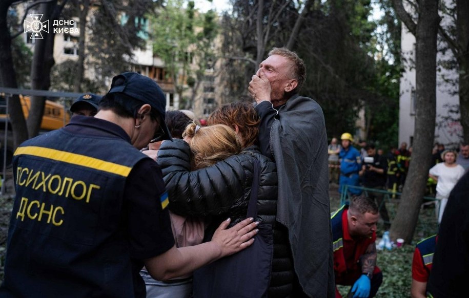 Rosyjskie wojska przeprowadziły intensywny atak z użyciem 477 dronów oraz 60 rakiet /ДСНС України /