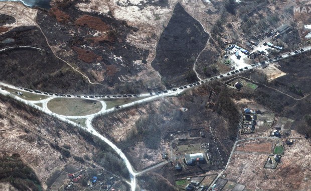 Rosyjskie wojsko pod Kijowem. Konwój ma ponad 60 km [ZDJĘCIA SATELITARNE]