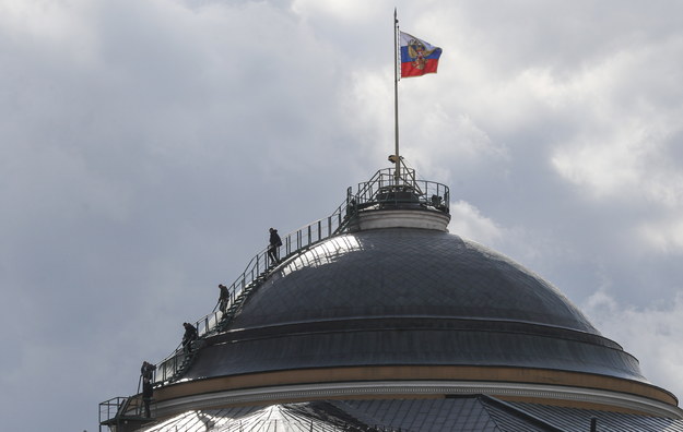 Rosysjska flaga na Kremlu /YURI KOCHETKOV /PAP/EPA