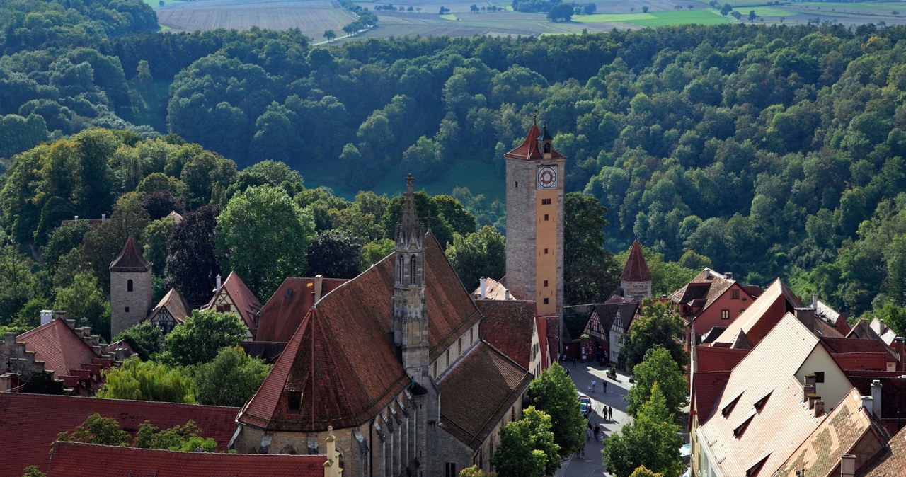 Rothenburg ob der Tauber jest malowniczo zlokalizowanym bawarskim miasteczkiem. Z wieży widokowej można podziwiać jego wspaniałą panoramę. /East News