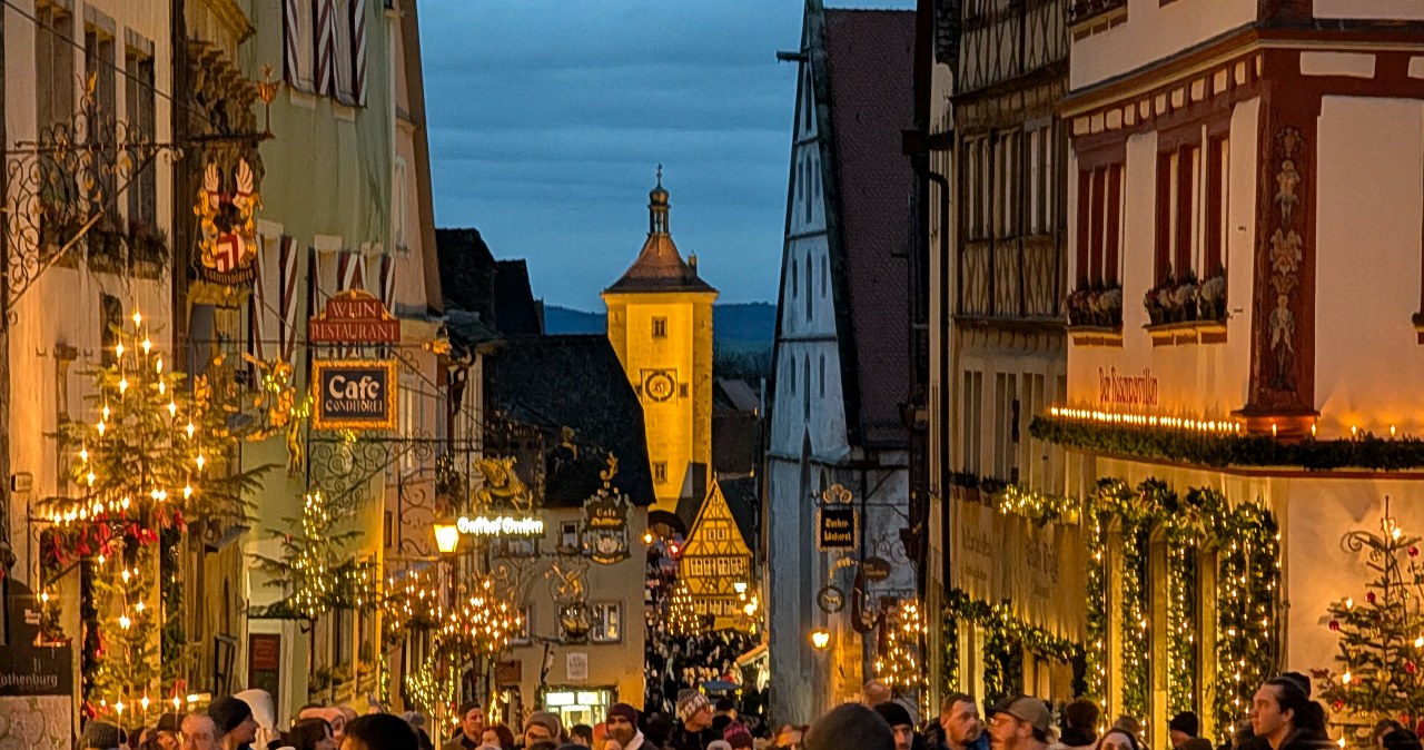 Rothenburg ob der Tauber to bawarskie miasto, uchodzące za średniowieczną perełkę. W okresie świątecznym rozbłyska światełkami i wyjątkowymi ozdobami. /MICHAEL NGUYEN, Nur Photo/East News /East News