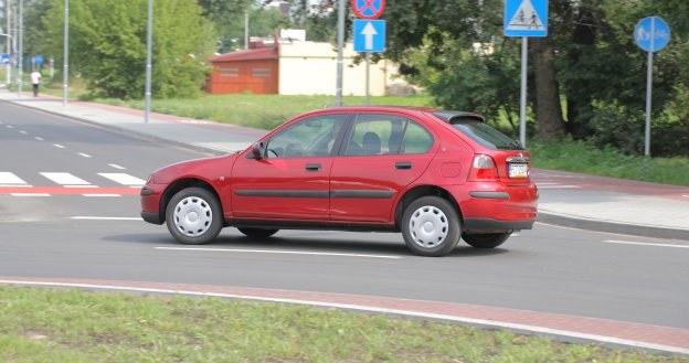 Rover 25 nie zachwyca ani wygodą, ani niezawodnością. Ma za to oryginalny wygląd. /Motor