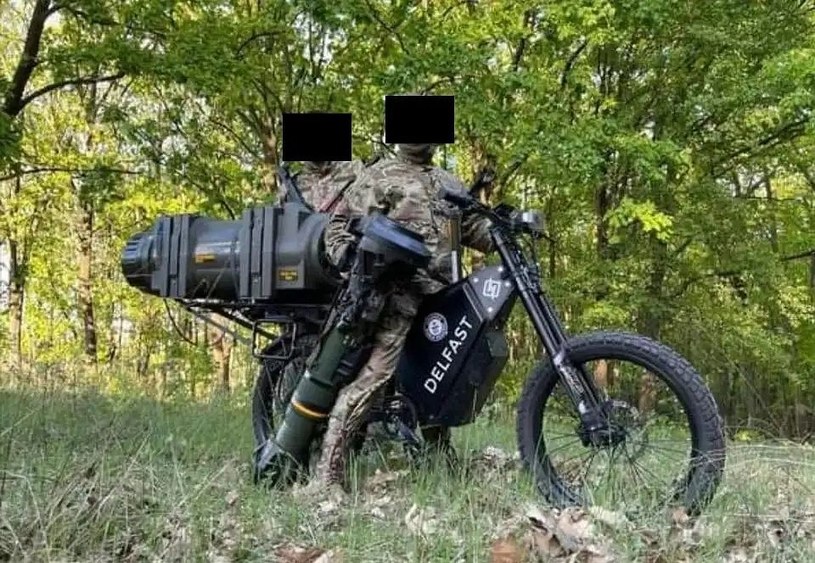 Rower elektryczny z dwoma żołnierzami ukraińskimi /materiały prasowe