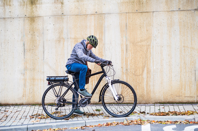 Rower ma szansę stać się środkiem transportu, który pomoże miastom w walce ze smogiem /123RF/PICSEL