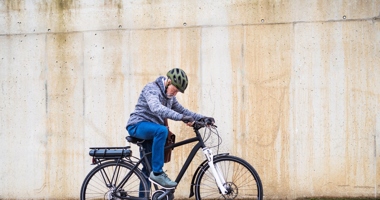 Rower ma szansę stać się środkiem transportu, który pomoże miastom w walce ze smogiem /123RF/PICSEL