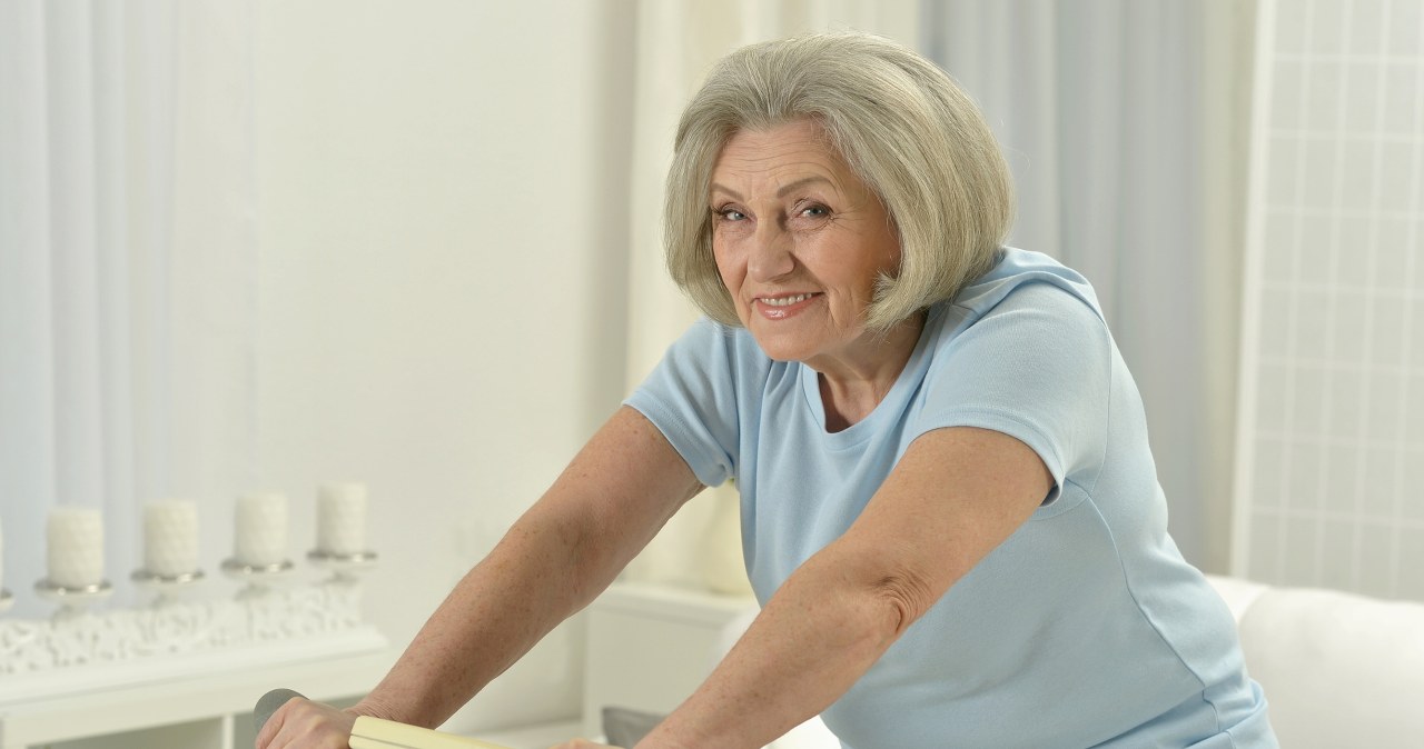 Rower stacjonarny wraca do łask jako skuteczny trening cardio w domowym wydaniu. Regularne pedałowanie wzmacnia serce, poprawia kondycję i pomaga zachować formę /123RF/PICSEL