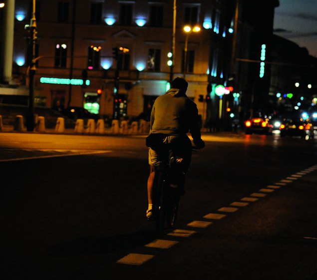 Rower w nocy musi być oświetlony. Wymagana jest lampa z przodu (światło białe lub żółte) i czerwona z tyłu. /Motor