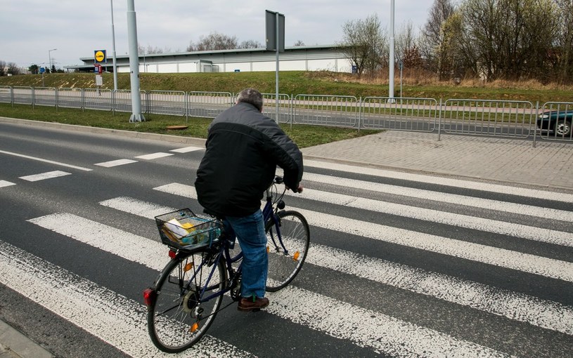 Rowerzyści często zapominają, że ich również dotyczą przepisy ruchu drogowego /Tomasz RYTYCH /Reporter