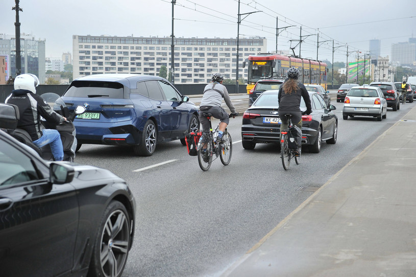 Rowerzyści i kierowcy muszą współistnieć w ograniczonej przestrzeni. Tymczasem rowerzyści są anonimowi, nie muszą mieć OC ani znać przepisów (fot. ilustracyjne) /Marcin Wziontek /Agencja SE/East News