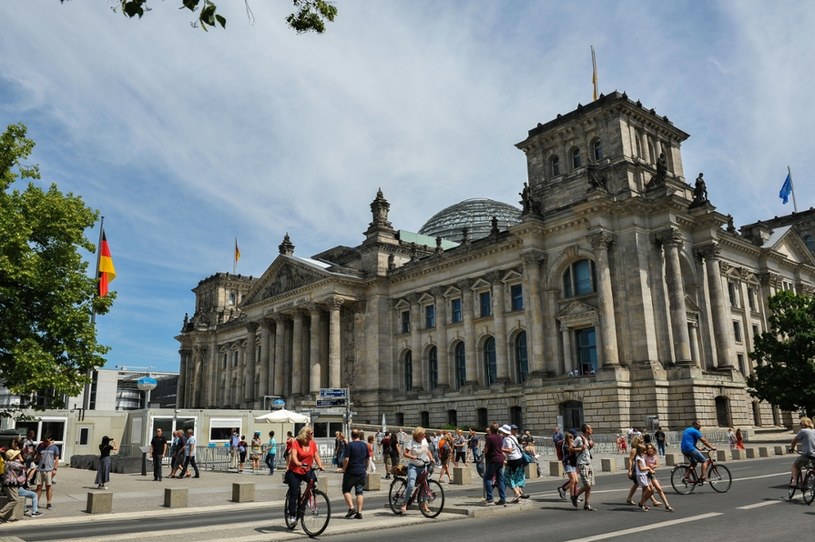 Rowerzyści i piesi przed siedzibą Reichstagu /Gerard /Reporter
