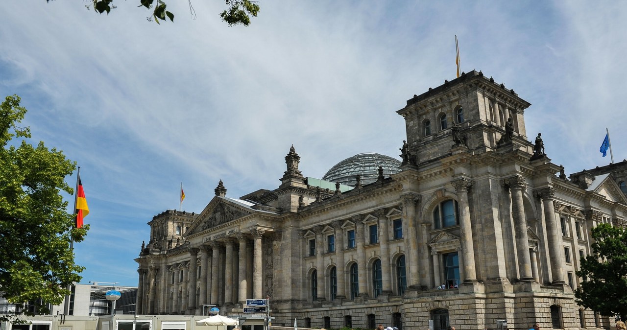 Rowerzyści i piesi przed siedzibą Reichstagu /Gerard /Reporter