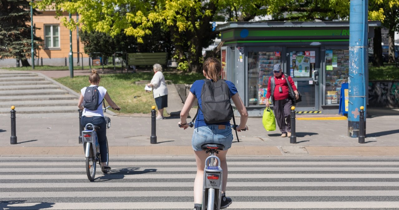 Rowerzyści na przejściu dla pieszych to dość częsty widok / Arkadiusz Ziolek /East News