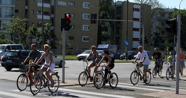 Rowerzyści przejeżdżający przez przejście dla pieszych - klasyka /Hubert Matys /Reporter