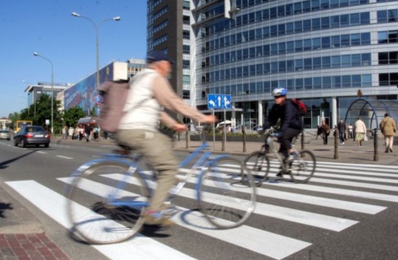 Rowerzyści przejeżdżający przez przejście dla pieszych - taki widok nikogo (niestety) nie dziwi /Mariusz Cieszewski /Reporter