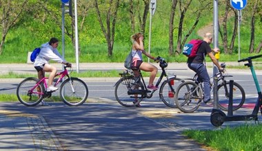 Rowerzyści wracają na drogi. Co im wolno, a co jest zabronione?