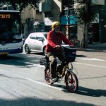 Rowerzysta blokuje drogę. Czy mogę najechać na linię i go wyprzedzić?