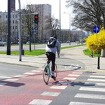 Rowerzysta i kierowca spotykają się na przejeździe. Nawet policja ma z tym problem
