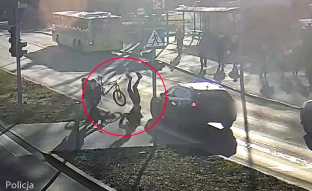 Rowerzysta ignoruje "czerwone". Film z monitoringu jako przestroga