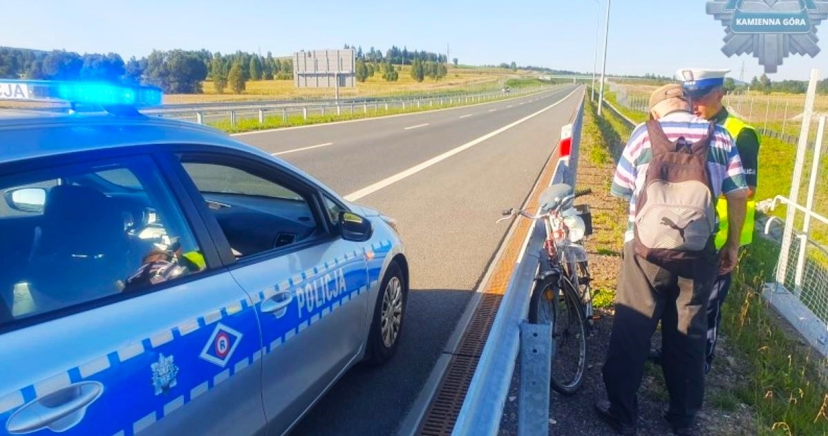 Rowerzysta jechał po drodze ekspresowej S3. Tłumaczył, że chciał zobaczyć nowy odcinek trasy. /Komenda Powiatowa Policji w Kamiennej Górze  /