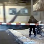 Rowerzysta kontra pociąg na zaśnieżonym przejeździe kolejowym