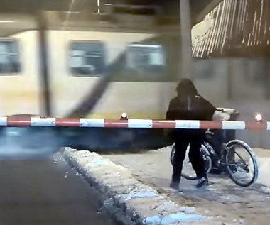 Rowerzysta kontra pociąg na zaśnieżonym przejeździe kolejowym