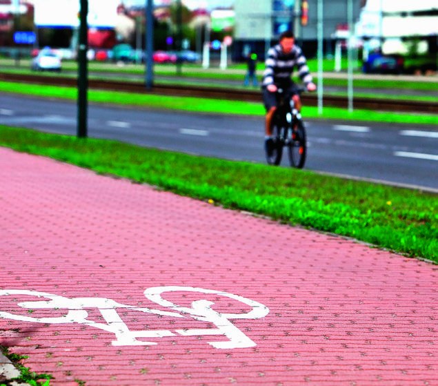 Rowerzysta ma bezwzględny obowiązek korzystania ze ścieżki rowerowej. Jazda ulicą to celowe utrudnianie ruchu. /Motor