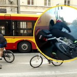 Rowerzysta mógł zginąć pod kołami autobusu. Wszystko nagrała kamerka