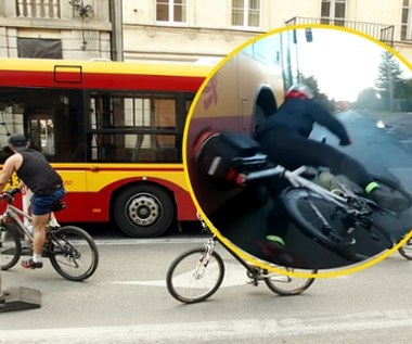 Rowerzysta mógł zginąć pod kołami autobusu. Wszystko nagrała kamerka