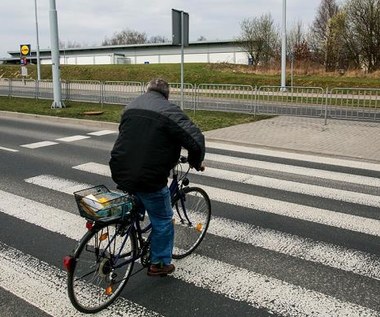 Rowerzysta na drodze. Co mu wolno, a czego nie?