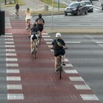 Rowerzysta na przejeździe. Kiedy kierowca musi ustąpić pierwszeństwa?