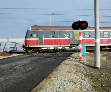 Rowerzysta ominął zapory. Przed pociągiem już nie zdążył...