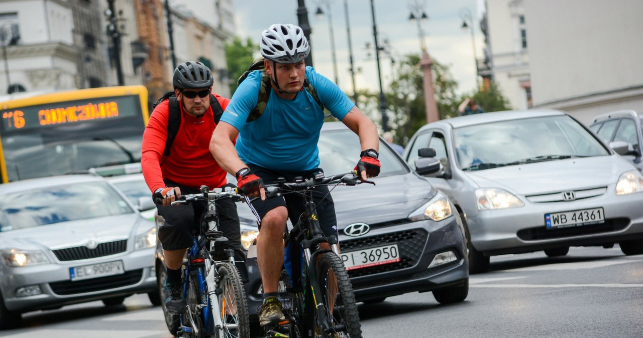 Rowerzysta powinien korzystać ze ścieżki rowerowej jeśli jest wyznaczona w kierunku w którym jedzie /Mariusz Gaczynski/East News /East News