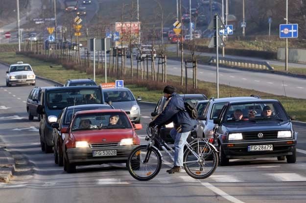 Rowerzysta powinien obowiązkowo płacić podatek drogowy i OC.  Powinien również posiadać kartę rowerową i znać przepisy ruchu drogowego i dostawać punkty karne" /Reporter