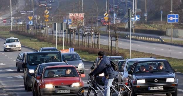 Rowerzysta powinien obowiązkowo płacić podatek drogowy i OC.  Powinien również posiadać kartę rowerową i znać przepisy ruchu drogowego i dostawać punkty karne" /Reporter