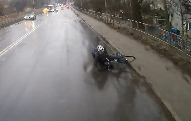 Rowerzysta przewrócił się na drogę. Wprost pod koła nadjeżdżającego autobusu. /MPK w Częstochowie S.A./ Facebook/ zrzut ekranu /