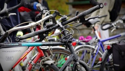 Rowerzysta wiózł na kierownicy koleżankę. Wjechał w wózek, dziecko wypadło na jezdnię