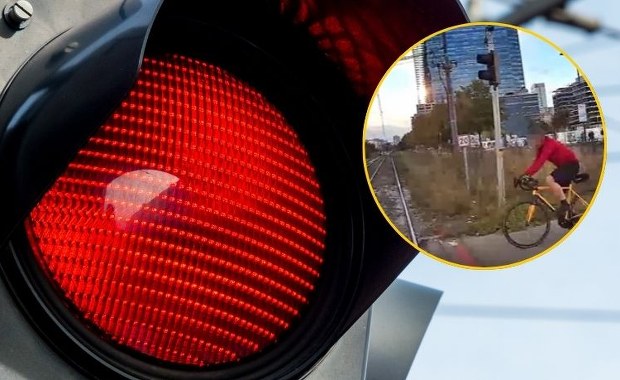 Rowerzysta wjechał pod tramwaj na czerwonym. Wideo ku przestrodze