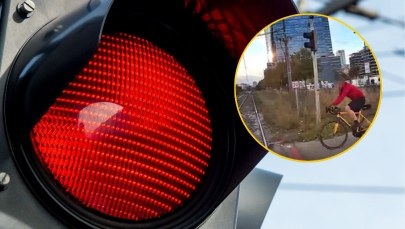 Rowerzysta wjechał pod tramwaj na czerwonym. Wideo ku przestrodze