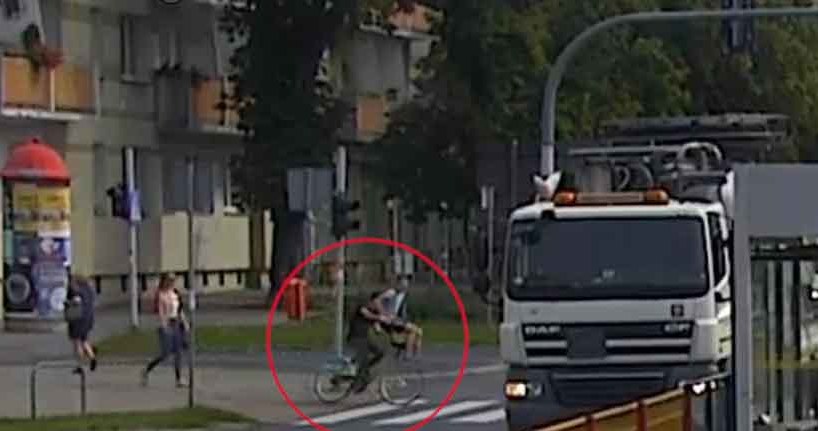 Rowerzysta  wjezdza na przejście dla pieszych.  Na kierownicy wiezie kolegę... /Policja