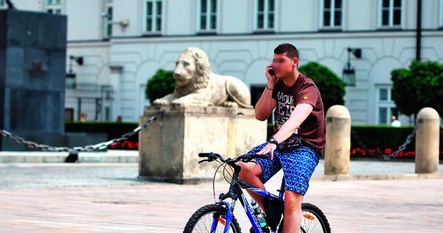 Rowerzystę, tak jak kierowcę samochodu, obowiązuje zakaz trzymania telefonu komórkowego w ręku. /Motor