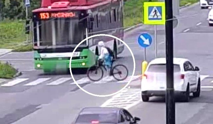 Rowerzystka przejeżdżała po przejściu dla pieszych i wjechała prosto pod trolejbus /Policja