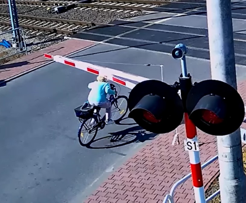 Rowerzystka uderzyła głową o opuszczający się szlaban. /PKP Polskie Linie Kolejowe S.A./You Tube/ zrzut ekranu /