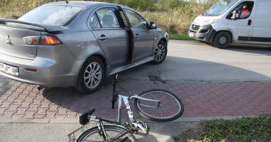 Rowerzystka wjechała w bok auta /Informacja prasowa