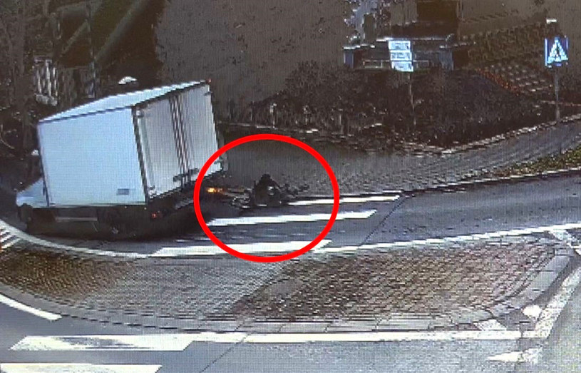 Rowerzystka z chodnika zjechał na przejście dla pieszych w ten sposób, że uderzyła w bok dużego samochodu dostawczego. Nie widziała go? /Policja