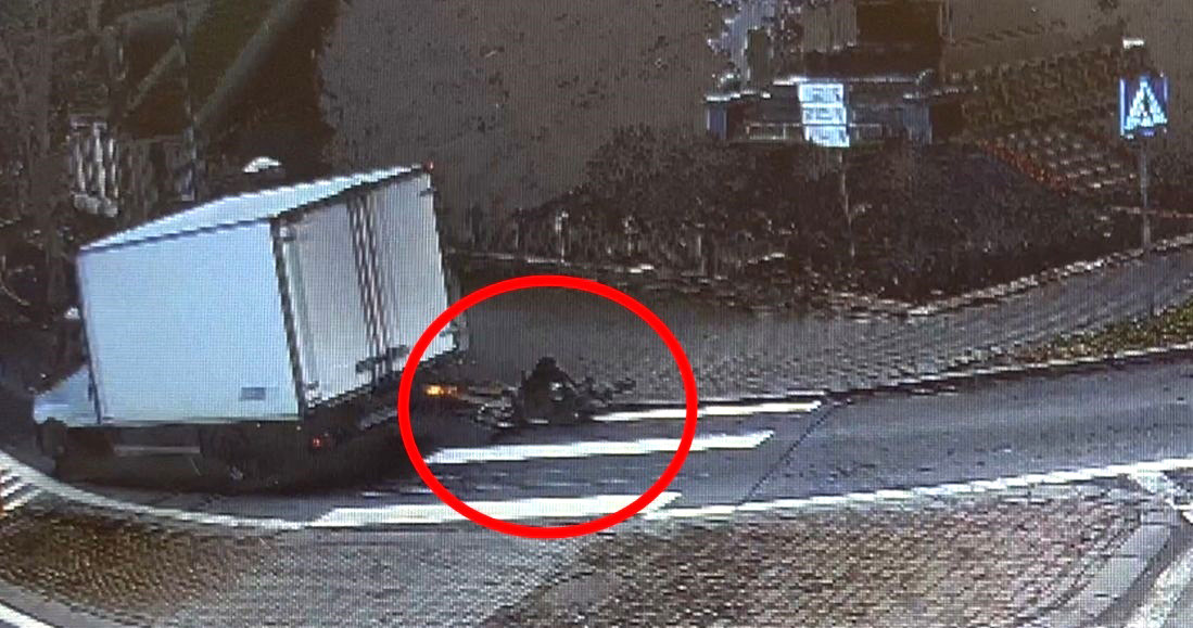 Rowerzystka z chodnika zjechał na przejście dla pieszych w ten sposób, że uderzyła w bok dużego samochodu dostawczego. Nie widziała go? /Policja