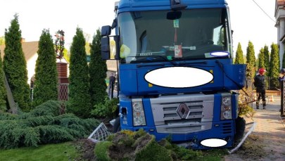 Rowerzystki wyjechały pod tira. Kierowca ratując im życie, wjechał w posesję