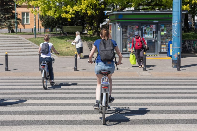 Rowerzystom nie wolno jeździć po przejściach, co niestety jest nagminne /Arkadiusz Ziółek /East News