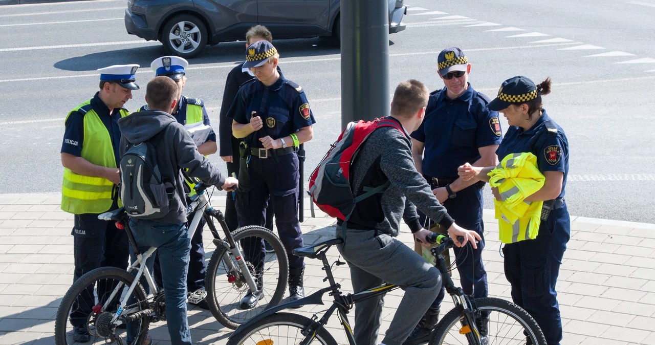 Rowerzystów obowiązuje wiele przepisów. Często nie zdają sobie z tego sprawy /ANDRZEJ ZBRANIECKI /East News